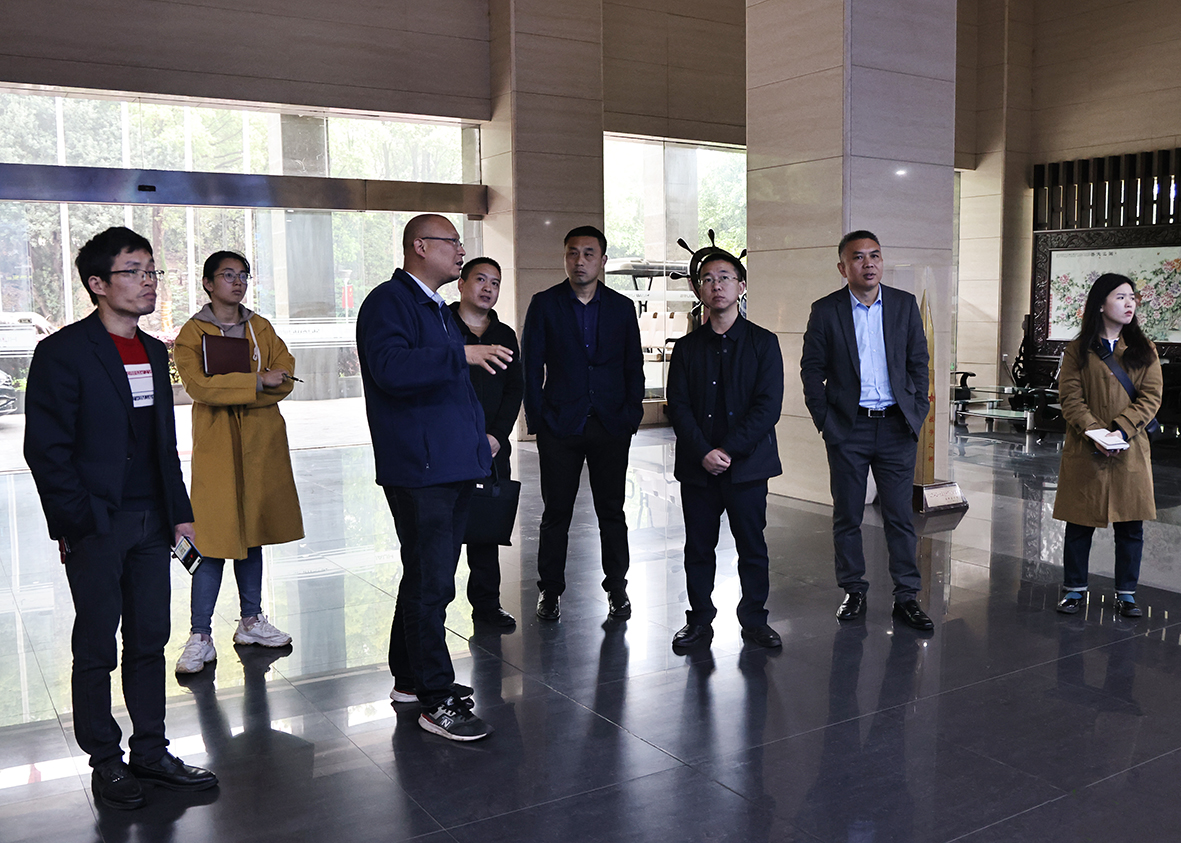 4月6日，丰城市副市长钟方玖来公司调研产业数字化发展情况。